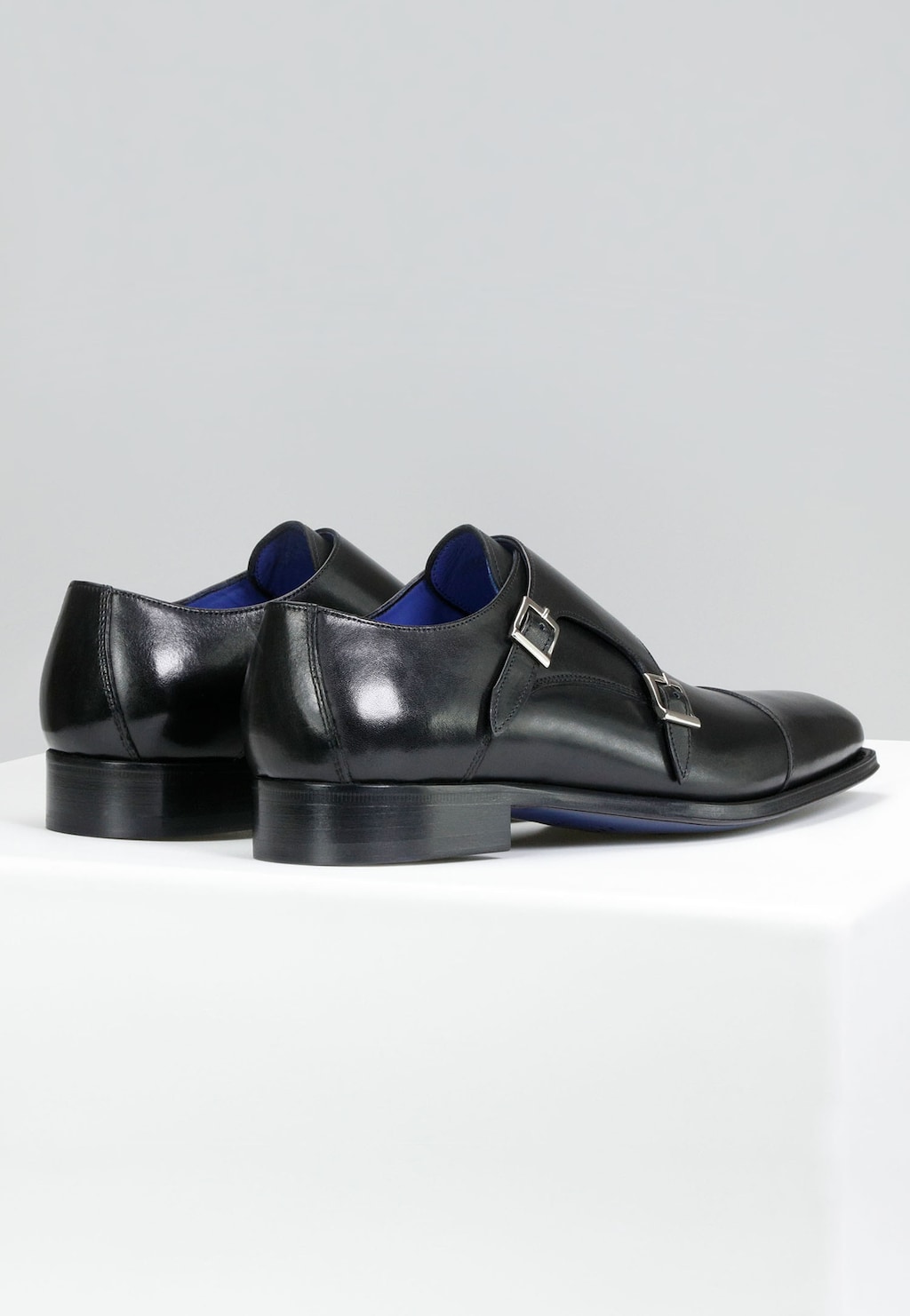 Czarne eleganckie buty monki Wojas PREMIUM model 10059-51 z dwiema srebrnymi klamrami, widoczne z tyłu, z charakterystycznym niebieskim wykończeniem wnętrza.