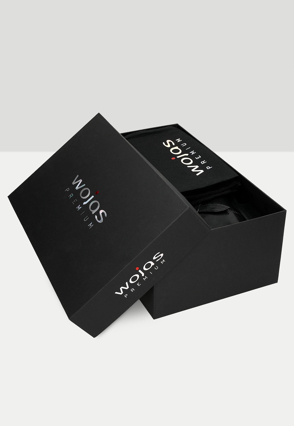 Eleganckie czarne pudełko prezentowe Wojas PREMIUM z częściowo widocznym opakowaniem butów monki z dwiema klamrami model 10059-51.