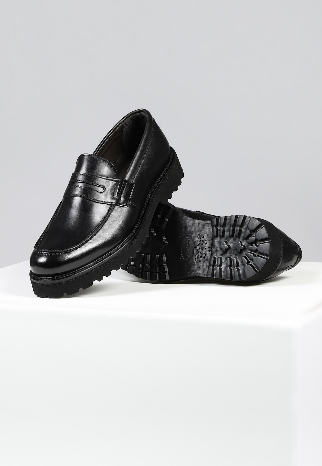 Černé nazouvací pánské polobotky z hladké kůže 10134-51 Widok 3