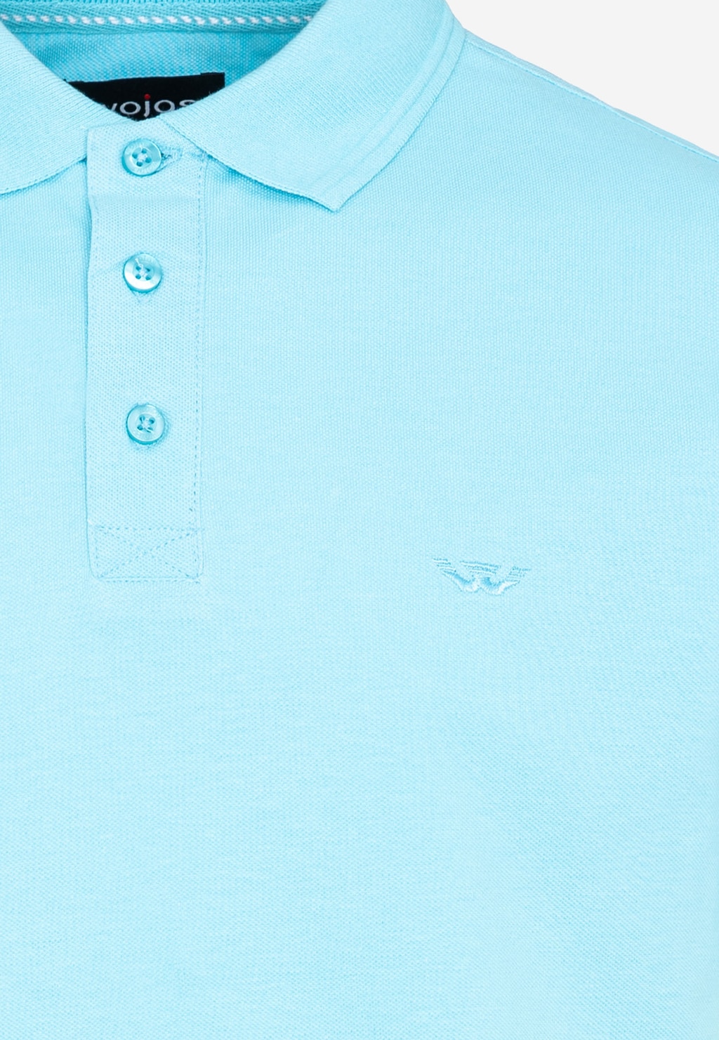Jasnoniebieskie męskie polo Wojas model 98019-88 z bawełny, zapinane na trzy guziki, z eleganckim haftowanym logo na piersi, idealne na letnie dni.