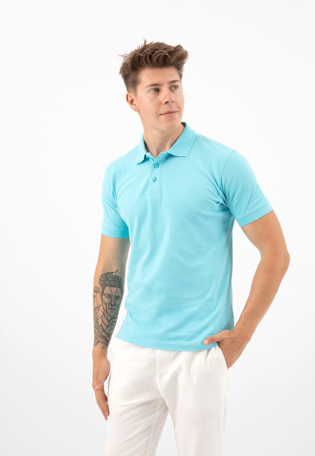 Jasnoniebieskie bawełniane polo męskie Wojas model 98019-88 z subtelnym haftowanym logo, prezentowane przez modela w białych spodniach.