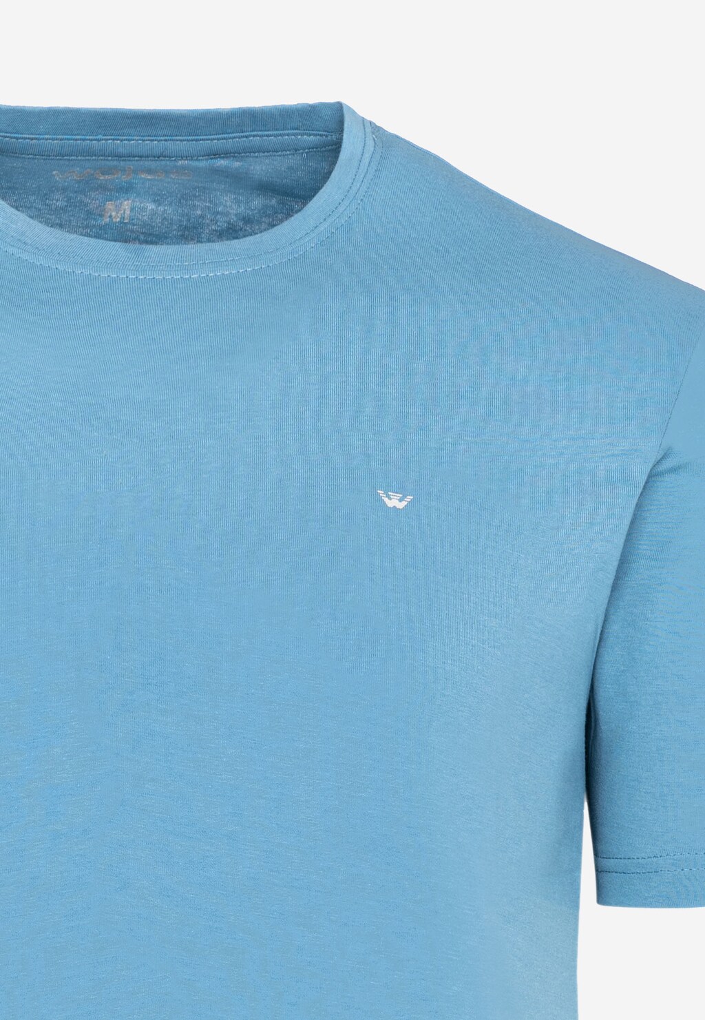 Jasnoniebieski bawełniany t-shirt męski Wojas model 98018-88 z okrągłym dekoltem i małym logo na piersi, ukazany w zbliżeniu na górną część.