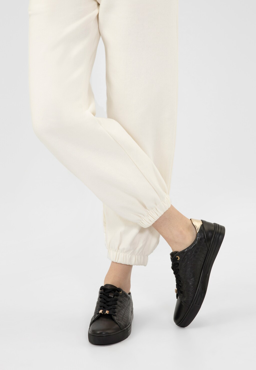 Kožené dámske sneakersy s originálnym dizajnom 46086-51 Widok 9