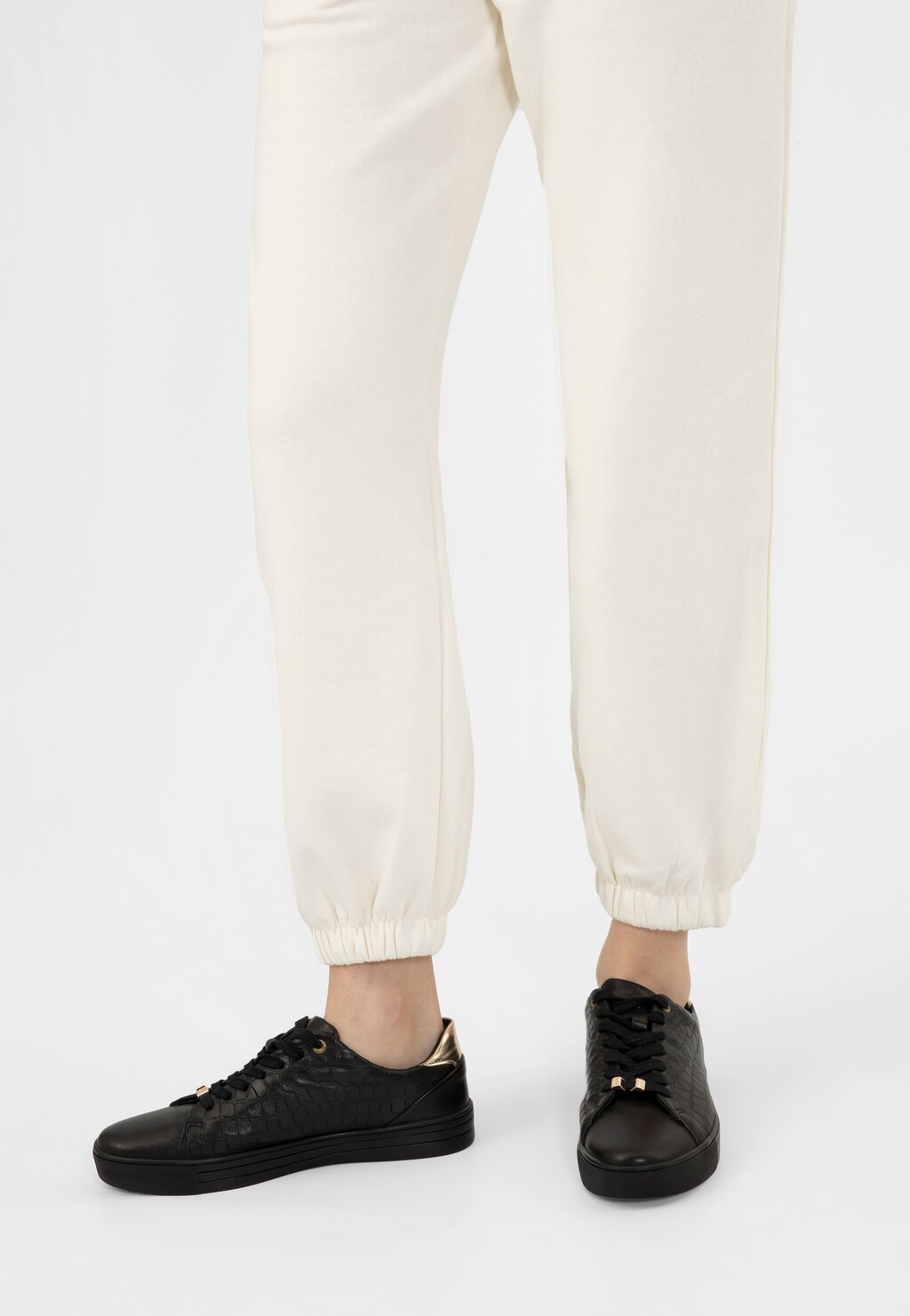 Kožené dámske sneakersy s originálnym dizajnom 46086-51 Widok 10