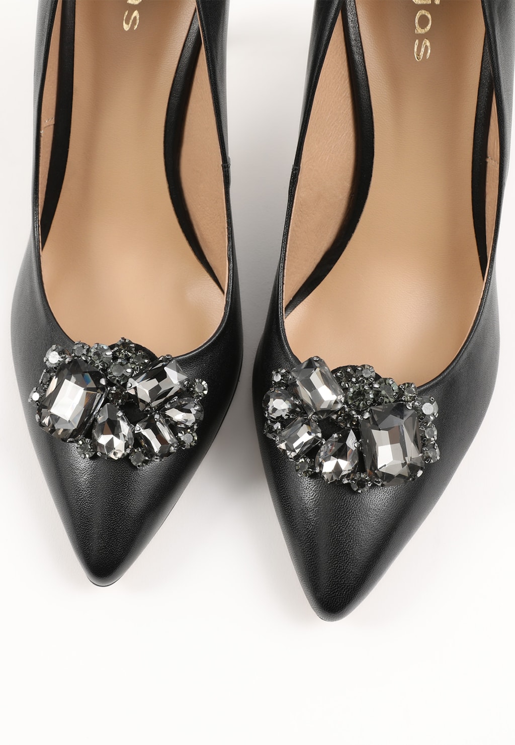 Eleganckie czarne czółenka Wojas z ozdobnymi kryształowymi aplikacjami model 8990-91, widok z góry na przednią część butów z beżową wyściółką wewnętrzną.