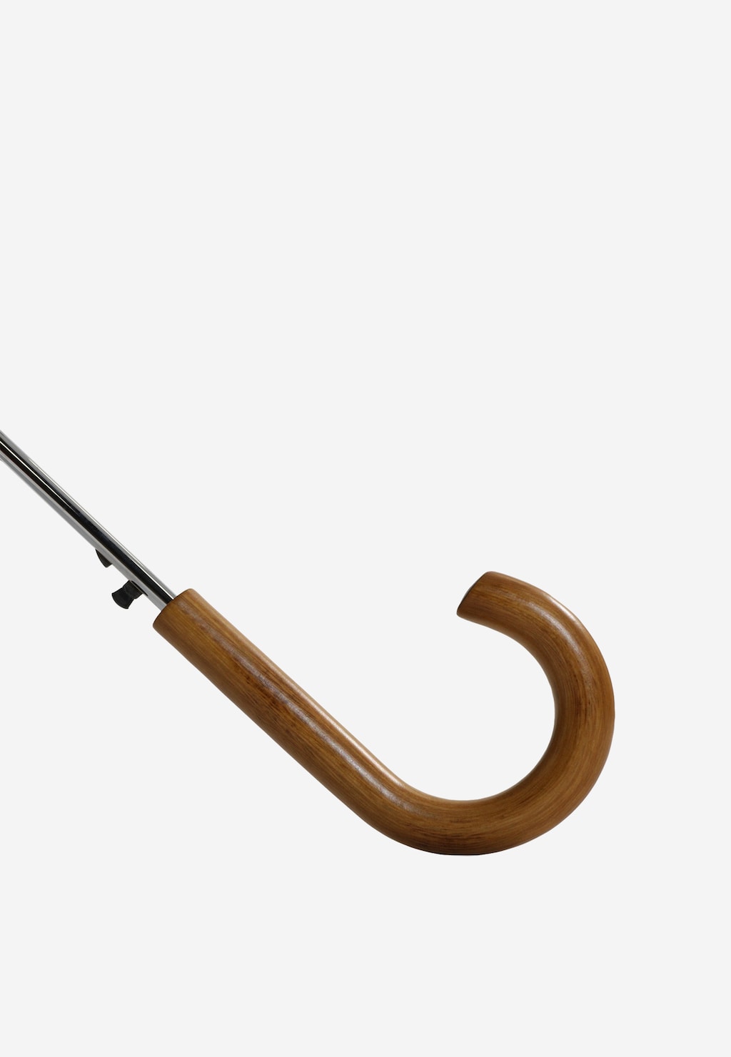 Elegancki czarny długi parasol Wojas 96700-11 z klasyczną drewnianą rączką w kształcie zagiętego uchwytu i metalowym stelażem.