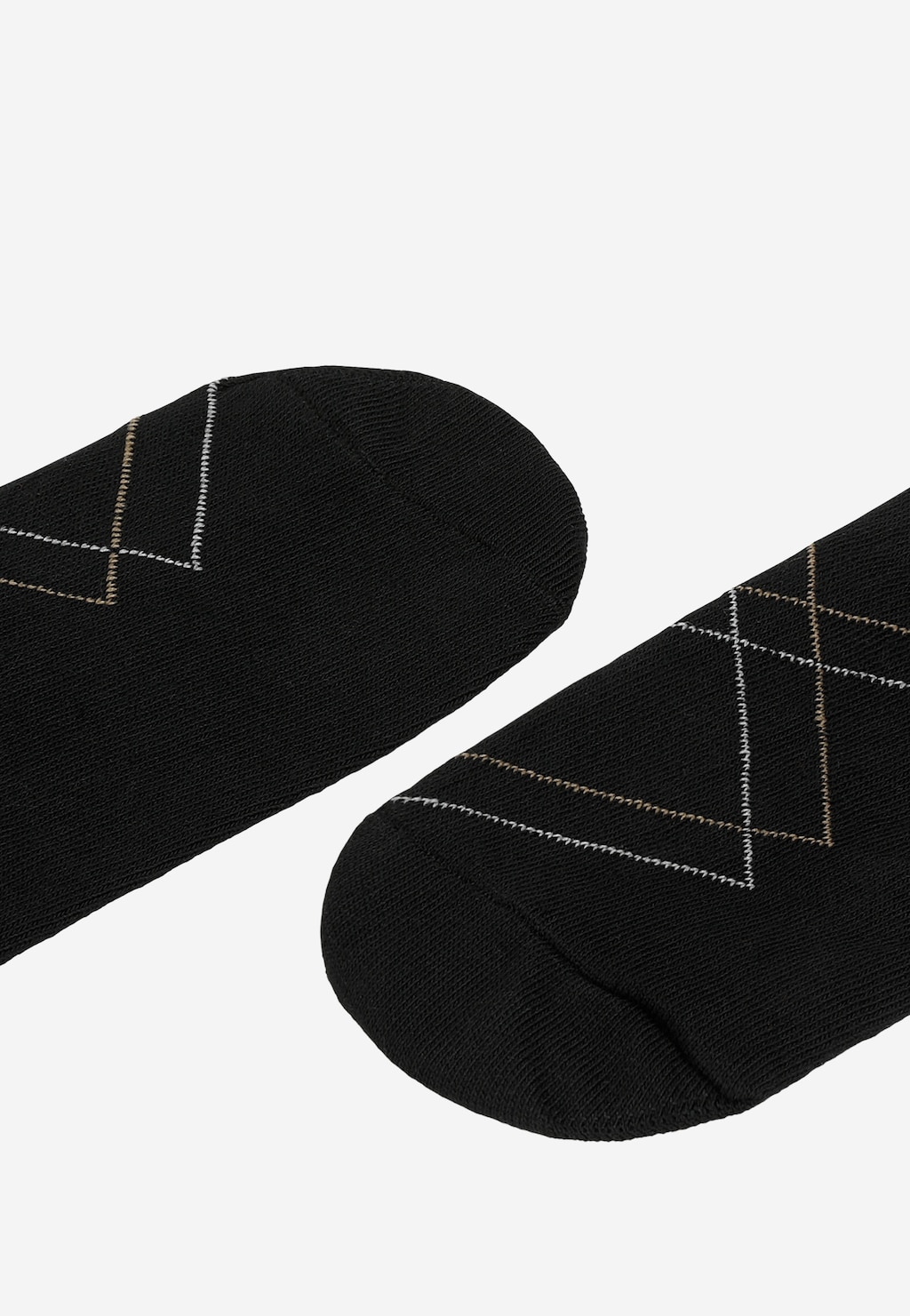 Czarne wysokie skarpety Wojas model 97077-81 z eleganckim wzorem w romby w beżowo-szarych odcieniach. Zbliżenie na część skarpet ukazujące strukturę dzianiny.