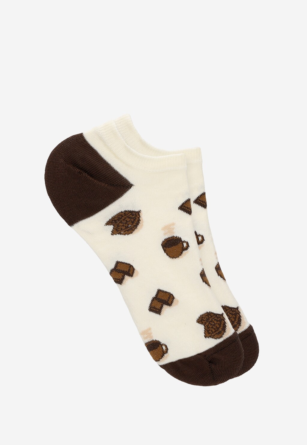 Beżowe stopki Wojas 97083-84 z brązowymi elementami na pięcie i palcach, ozdobione motywem gorącej czekolady - filiżanki, ziarna kakaowe i kostki czekolady na kremowym tle.