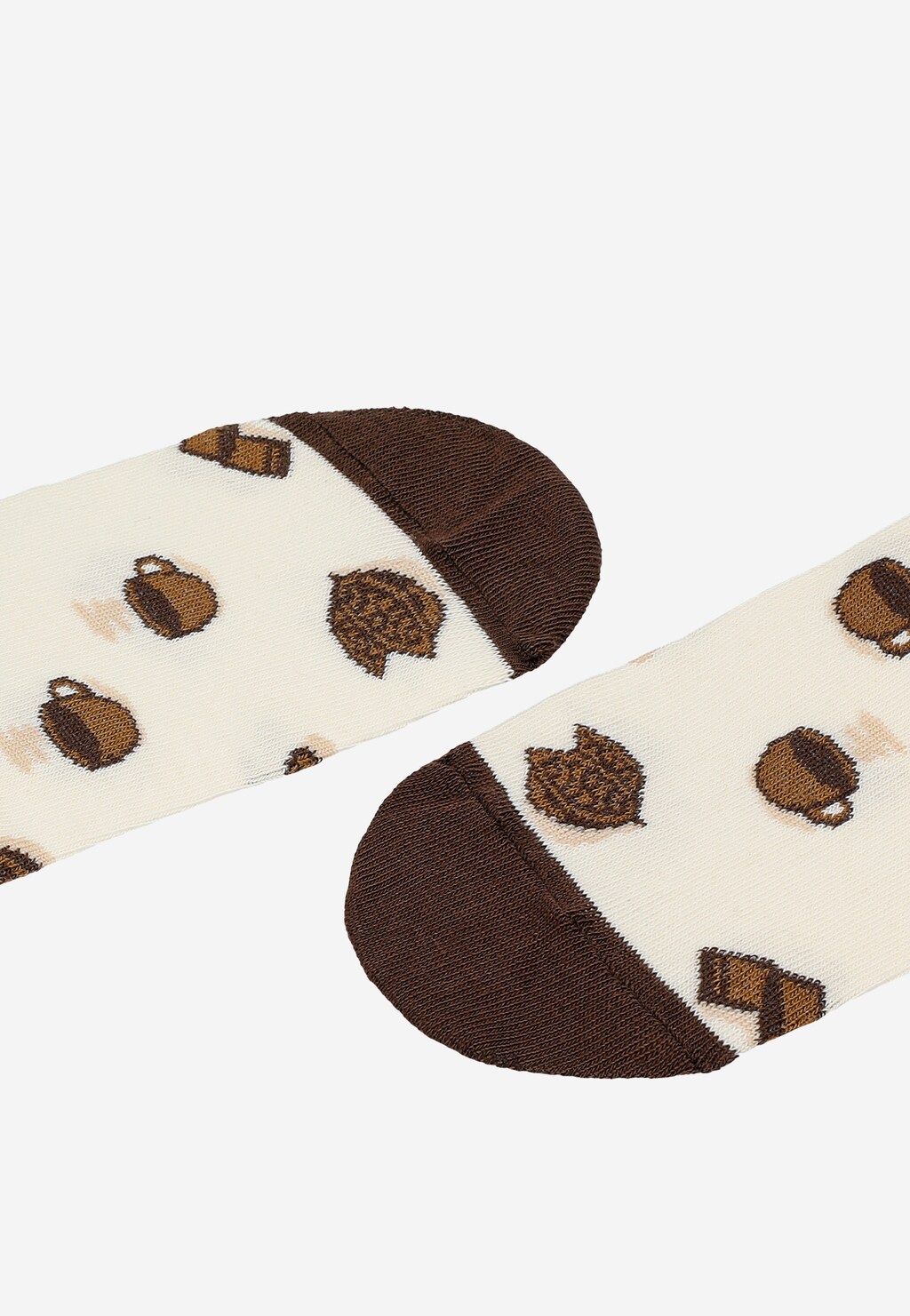 Beżowe stopki Wojas model 97083-84 z brązowymi wykończeniami i wzorem filiżanek oraz kubków gorącej czekolady, widok z perspektywy bocznej.