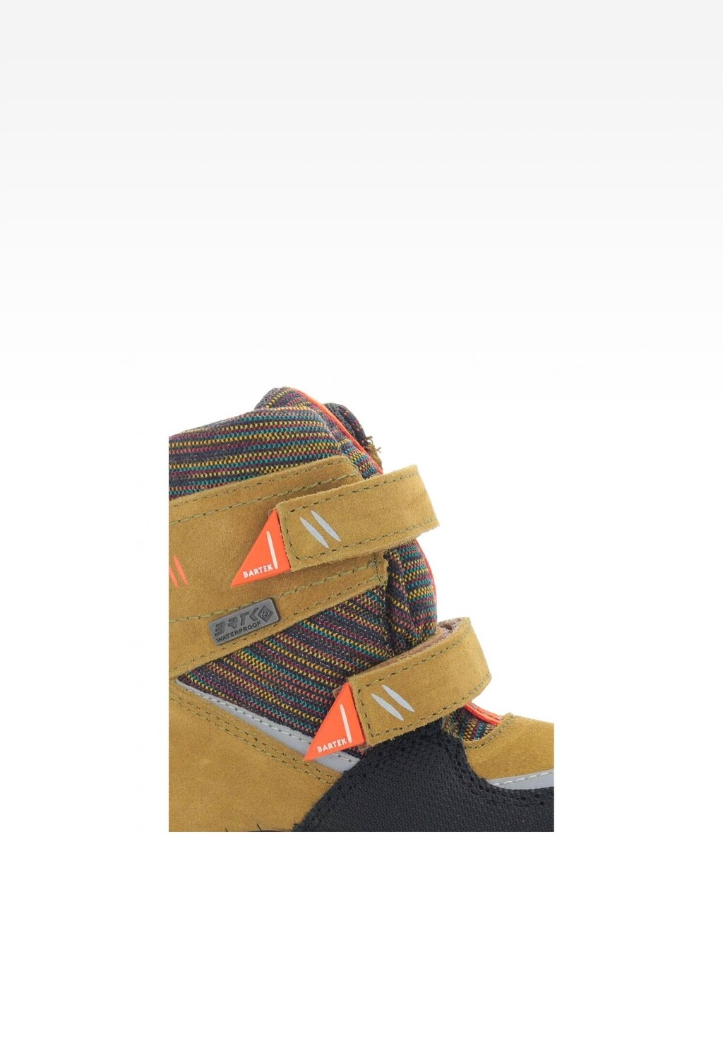 Brązowe trzewiki ocieplane Bartek T-91759/W64 dla chłopców z dwoma rzepami, kolorowym wzorem tekstylnym i pomarańczowymi elementami dekoracyjnymi z logo marki.