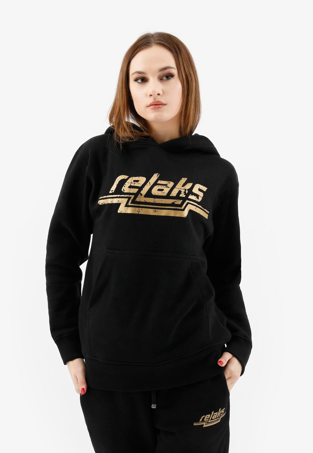 Czarna bluza damska z kapturem marki Relaks model 98023-81 ze złotym logo na przodzie, prezentowana na modelce z brązowymi włosami do ramion.