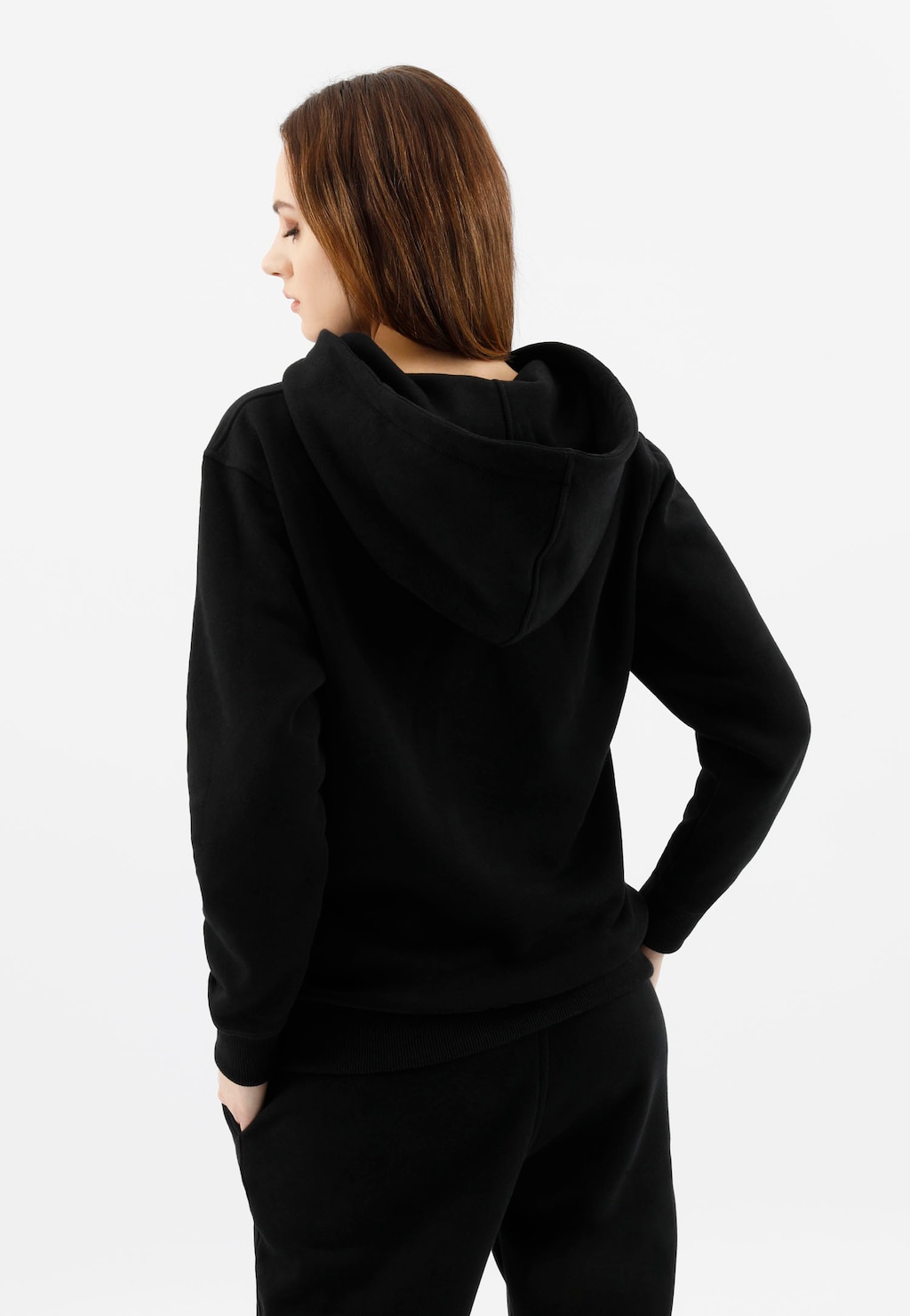 Czarna bluza damska RELAKS model 98023-81 pokazana od tyłu, z wyraźnym kapturem i długimi rękawami, noszona z dopasowanymi spodniami w tym samym kolorze.
