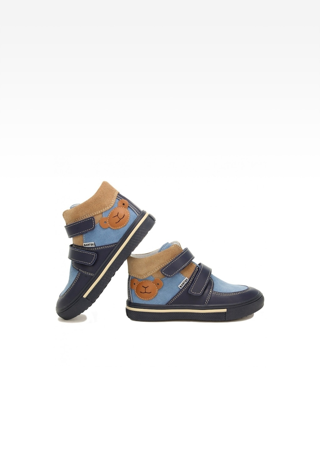Niebiesko-beżowe trzewiki dziecięce Bartek 11714002 z uroczą aplikacją misia, zapinane na rzepy, widoczne z boku, idealne dla chłopców.