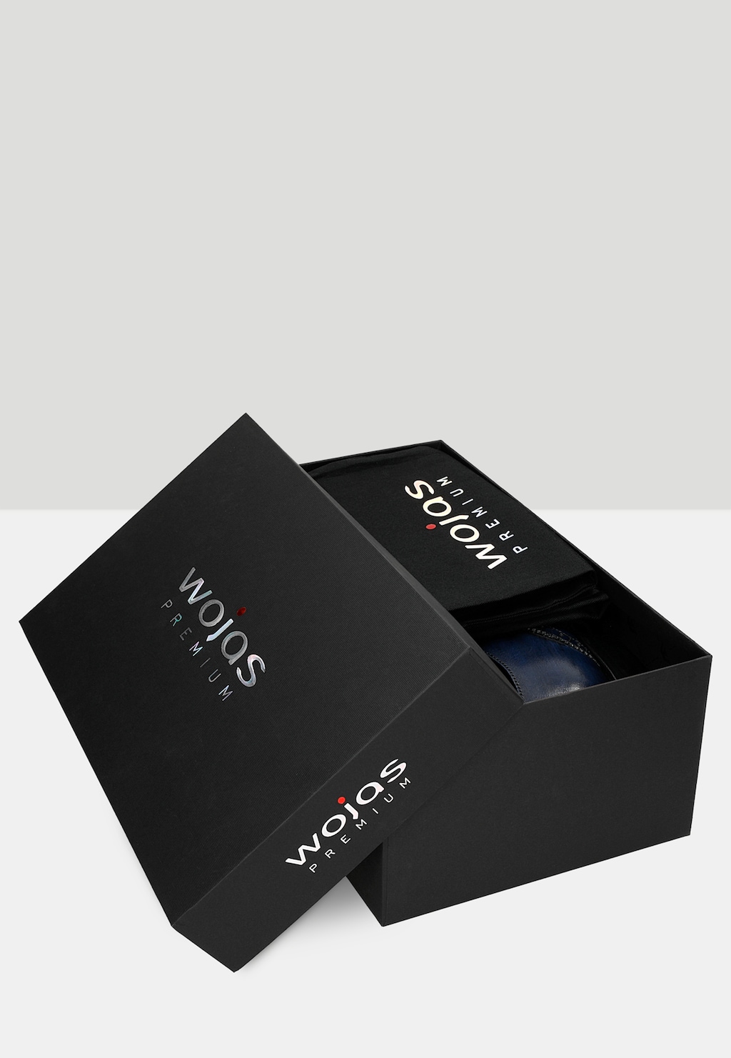 Eleganckie granatowe półbuty męskie Wojas PREMIUM model 10060-56 w stylowym, czarnym pudełku z logo marki. Widoczny fragment obuwia typu oxford.