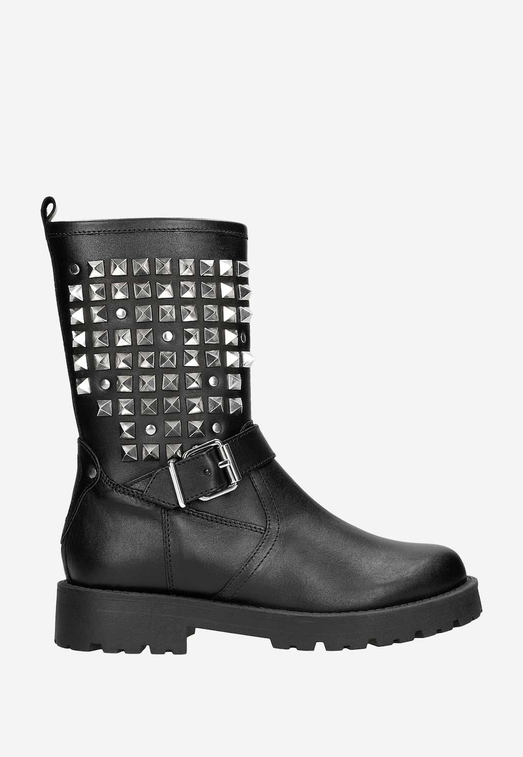 Czarny skórzany biker Wojas 55250-51 z metalowymi ćwiekami na cholewce, srebrną klamrą i grubą podeszwą. Stylowe damskie buty motocyklowe o rockowym charakterze.