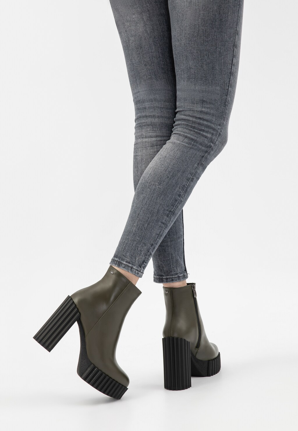 Zielone skórzane botki na karbowanej podeszwie i słupku 55173-57 Widok 8