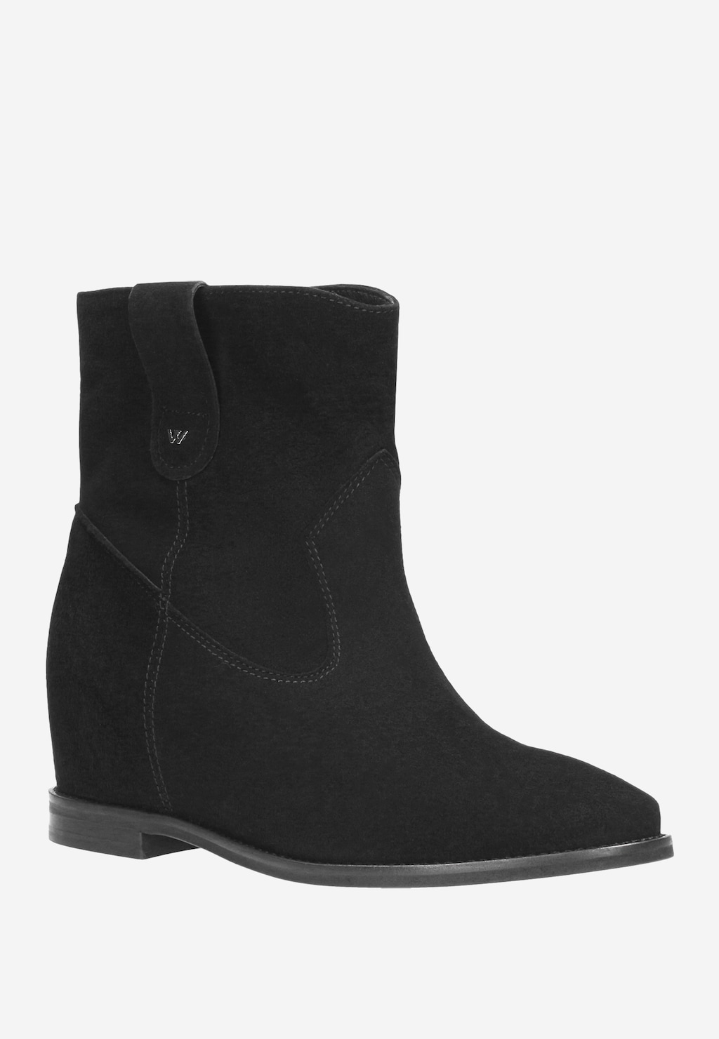 Czarne welurowe botki Wojas model 9521-61 na koturnie, z dekoracyjnymi przeszyciami i charakterystycznym logo W na cholewce, wykonane z wysokiej jakości zamszu.