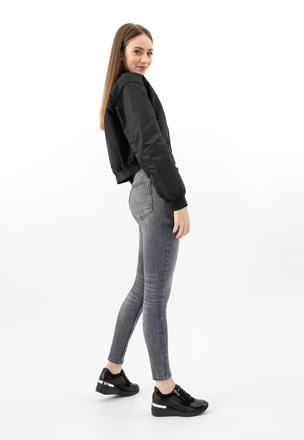 Czarne sneakersy damskie Wojas model 46091-71 z ozdobnym zamkiem, noszone z szarymi jeansami i czarną kurtką, widoczne z boku.