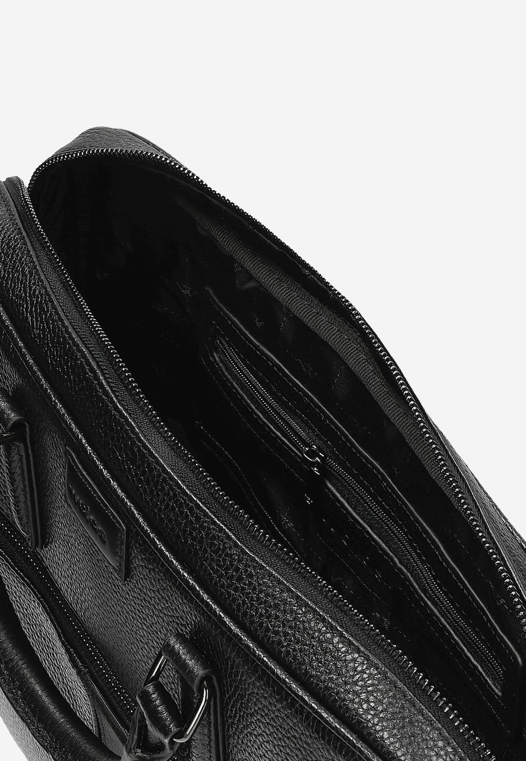 Elegancka czarna skórzana torba męska Wojas 90014-51 z widocznym wnętrzem, przegródkami i dodatkową kieszenią na zamek. Wykonana z wysokiej jakości skóry naturalnej.