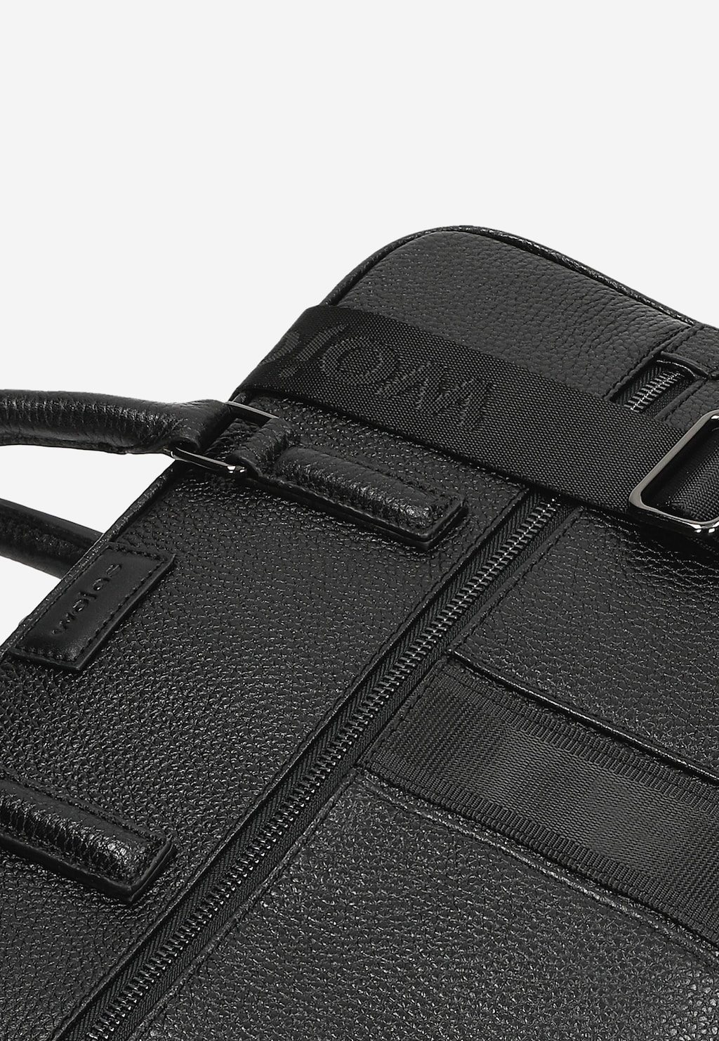 Czarna skórzana torba męska Wojas model 90014-51, zbliżenie na detale: uchwyt, logo marki na taśmie, kieszonka zewnętrzna na zamek oraz metalowa klamra paska.