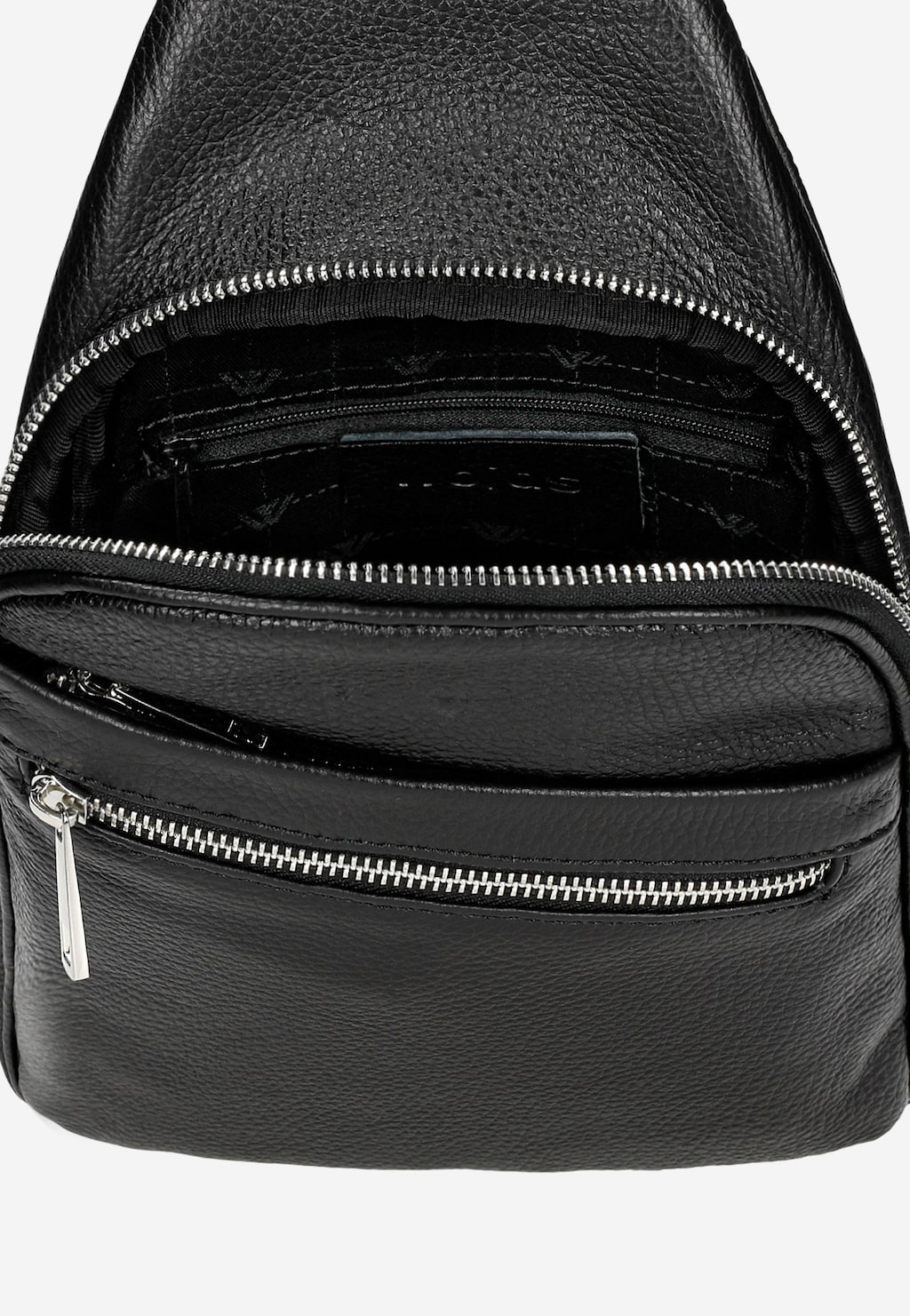 Czarna torba męska Wojas 80193-51 ze skóry licowej z otwartym zamkiem, ukazująca wnętrze z przegródkami. Widoczna zewnętrzna kieszeń z zamkiem błyskawicznym.