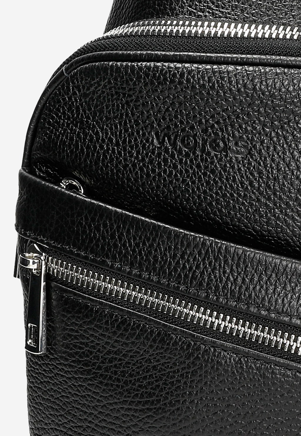 Elegancka czarna torba męska Wojas model 80193-51 ze skóry licowej, z widocznym logo marki i metalowymi zamkami błyskawicznymi, ukazana w zbliżeniu.