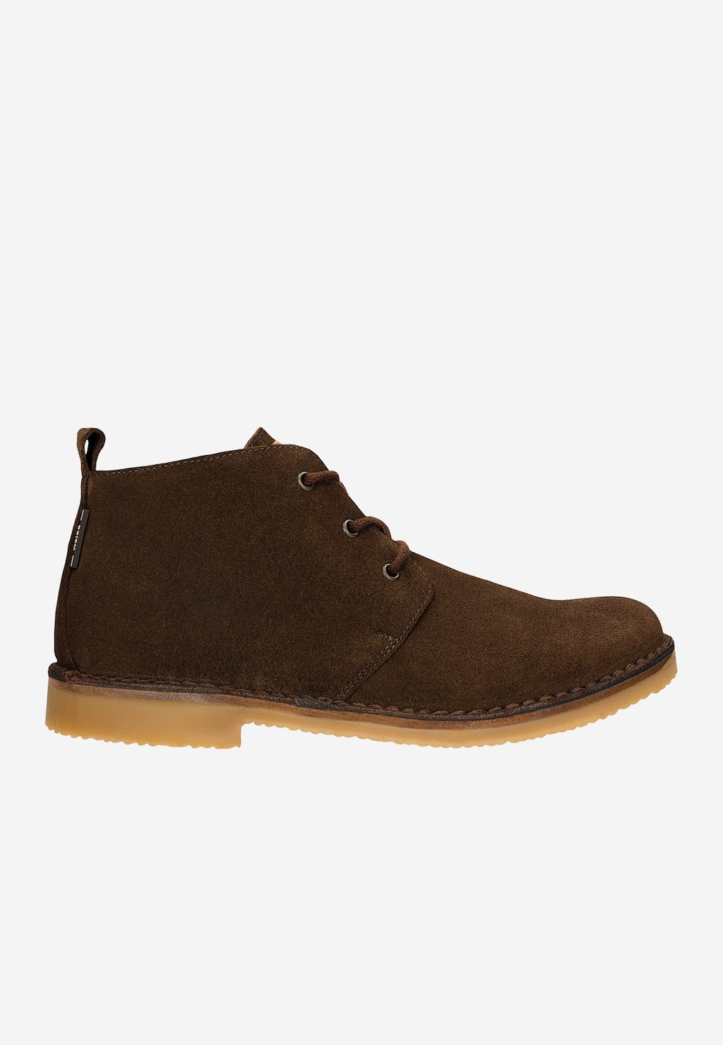 Brązowe trzewiki męskie Wojas model 24400-63 typu desert boots wykonane z dwoiny welurowej z boku, na beżowej podeszwie, z trzema otworami na sznurowadła.