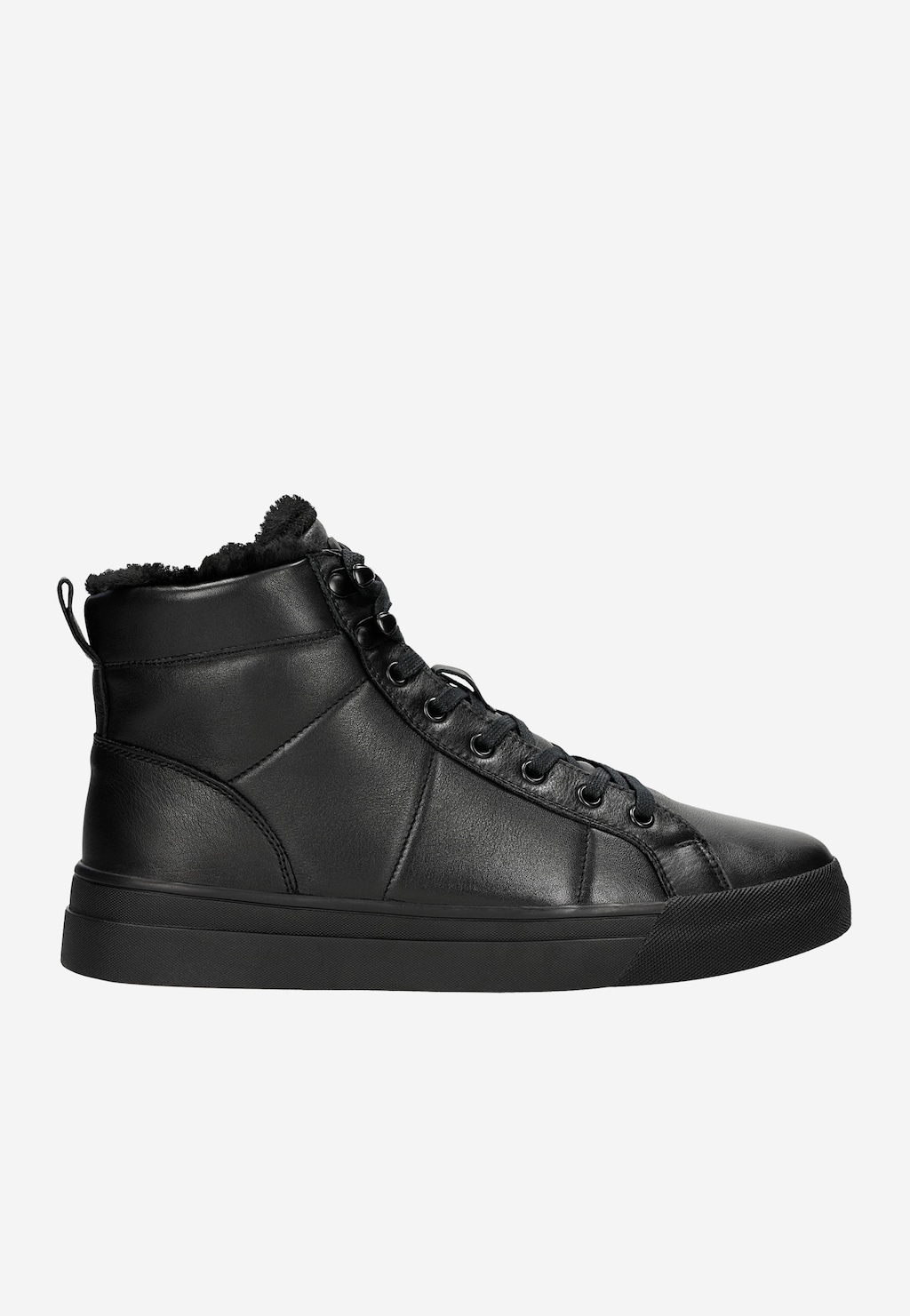 Czarne trzewiki Wojas model 24096-51 w stylu trampek z boku. Skórzane obuwie z futerkowym ociepleniem widocznym przy górnej krawędzi, na czarnej podeszwie.