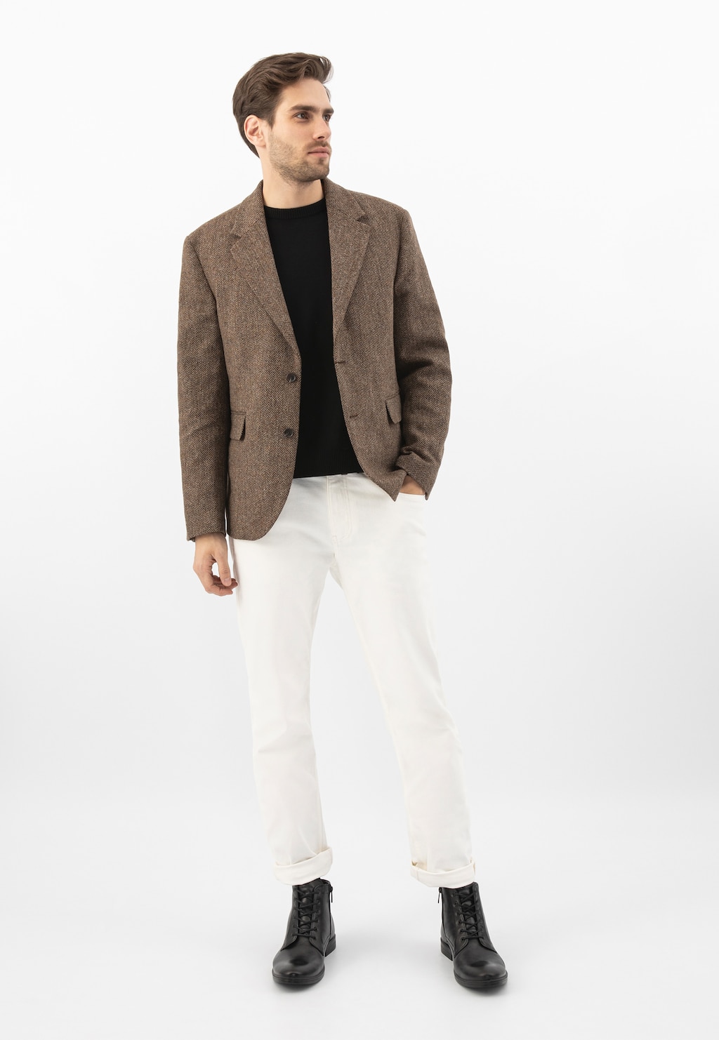 Elegancka stylizacja z brązową marynarką i białymi spodniami, uzupełniona czarnymi trzewikami Wojas model 24055-51 ze skóry licowej, idealnymi do biznesowych i smart casual zestawów.