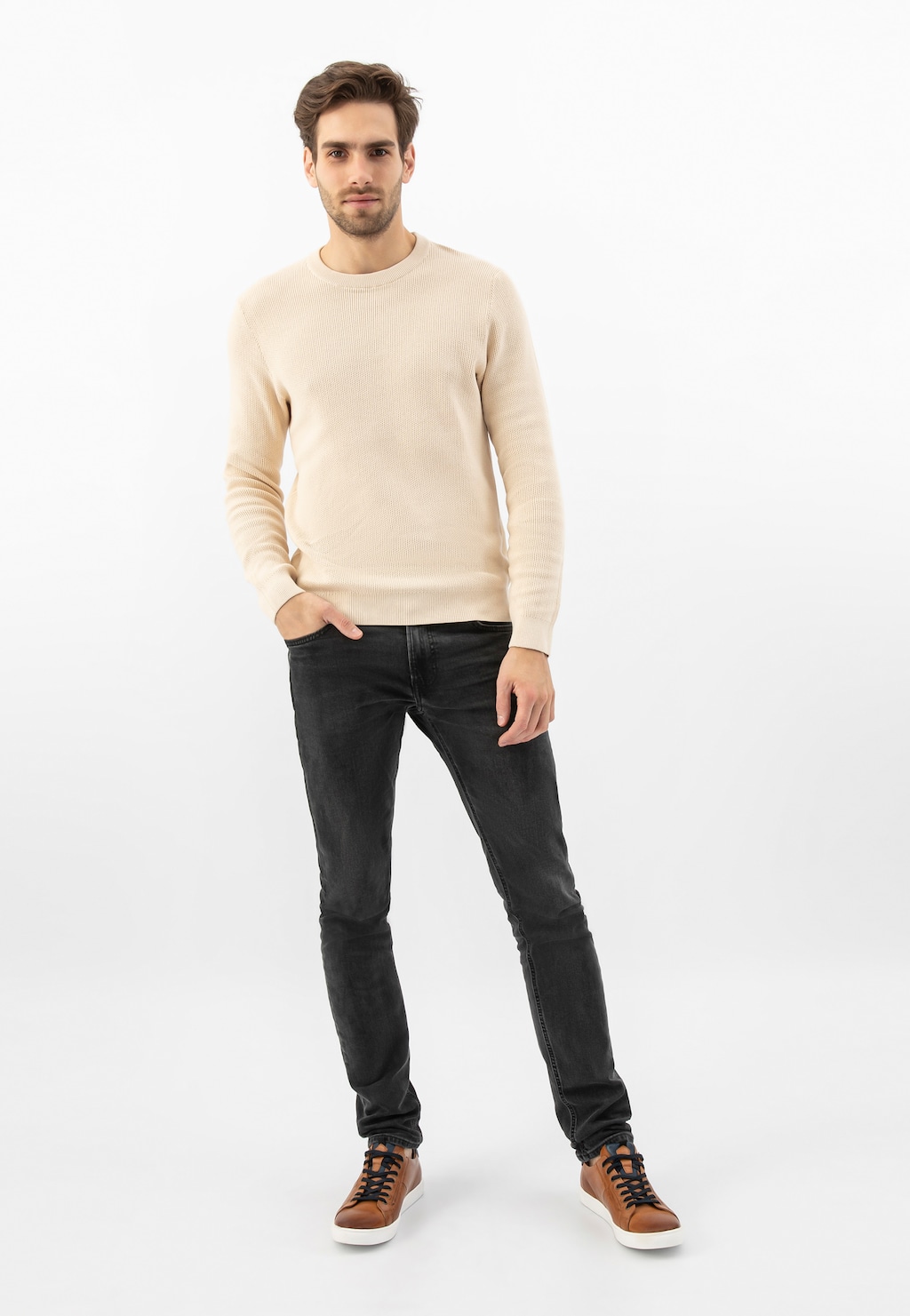 Stylizacja z jasnobrązowymi trampkami Wojas model 10167-52 z granatowymi wstawkami, noszonymi do czarnych jeansów i kremowego swetra.