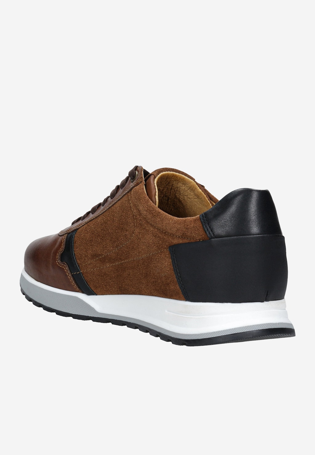 Jasnobrązowe sneakersy męskie Wojas model 10021-73 z boku, ukazujące czarne elementy na pięcie, skórzane wykończenie wnętrza i białą podeszwę.