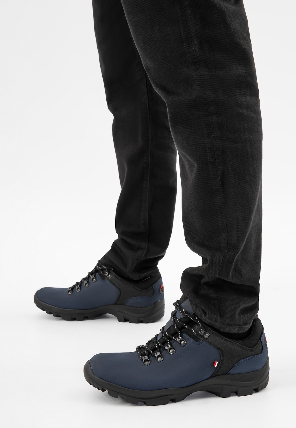 Granatowo-czarne trekkingi męskie Wojas model 9377-80 z dzianiną dystansową, prezentowane na nogach osoby w czarnych spodniach, widok boczny.