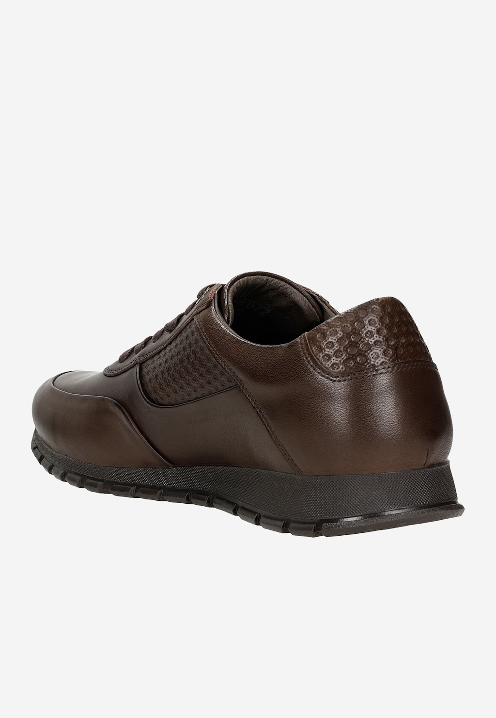 Ciemnobrązowe sneakersy męskie Wojas 9078-52 ze skóry licowej z widocznym wzorzystym elementem na pięcie i czarną podeszwą, ujęcie z boku.