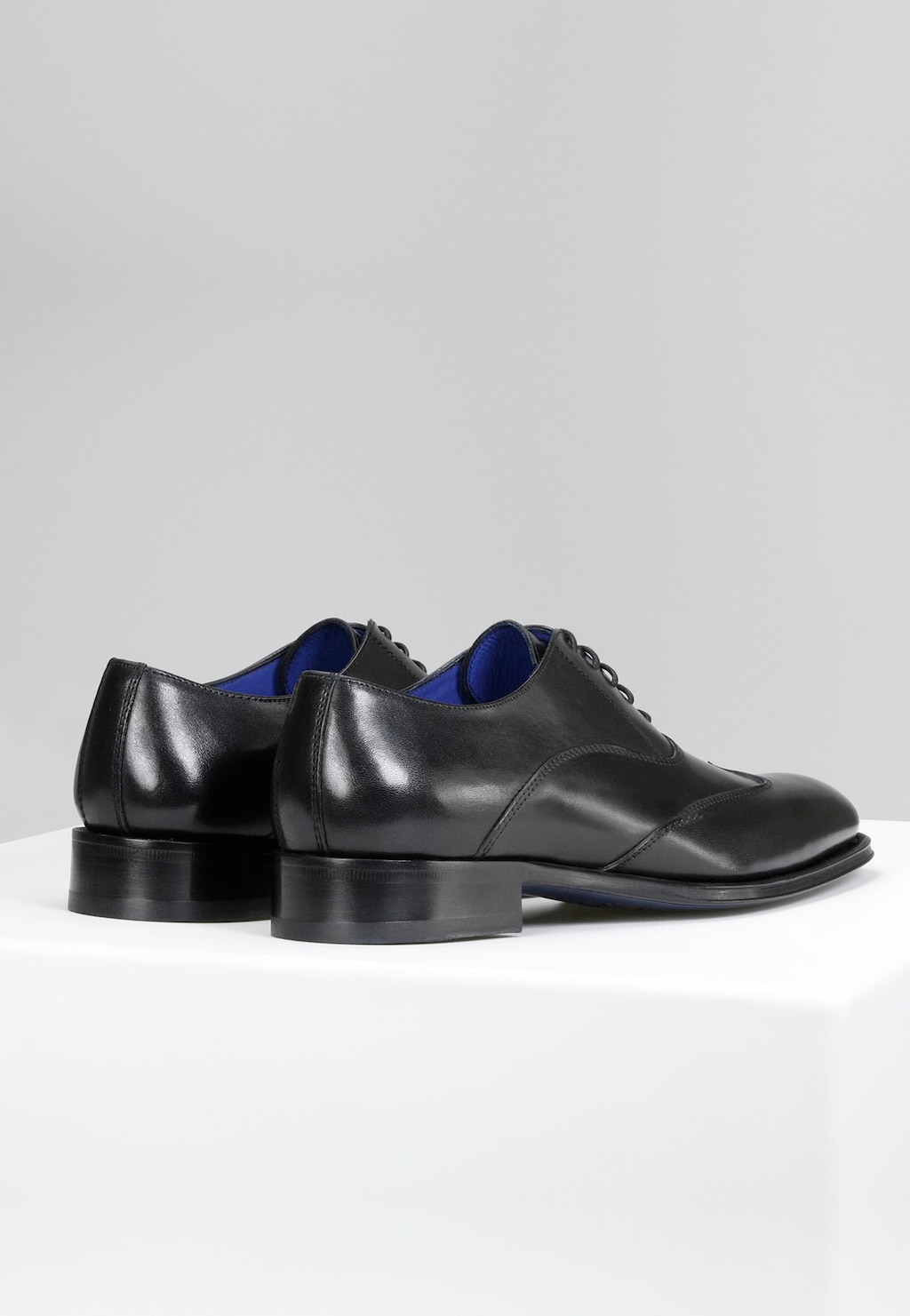 Eleganckie czarne półbuty męskie Wojas PREMIUM 10058-51 z niebieskim wykończeniem wnętrza i skórzaną podeszwą, widok z tyłu, wykonane z wysokiej jakości skóry.