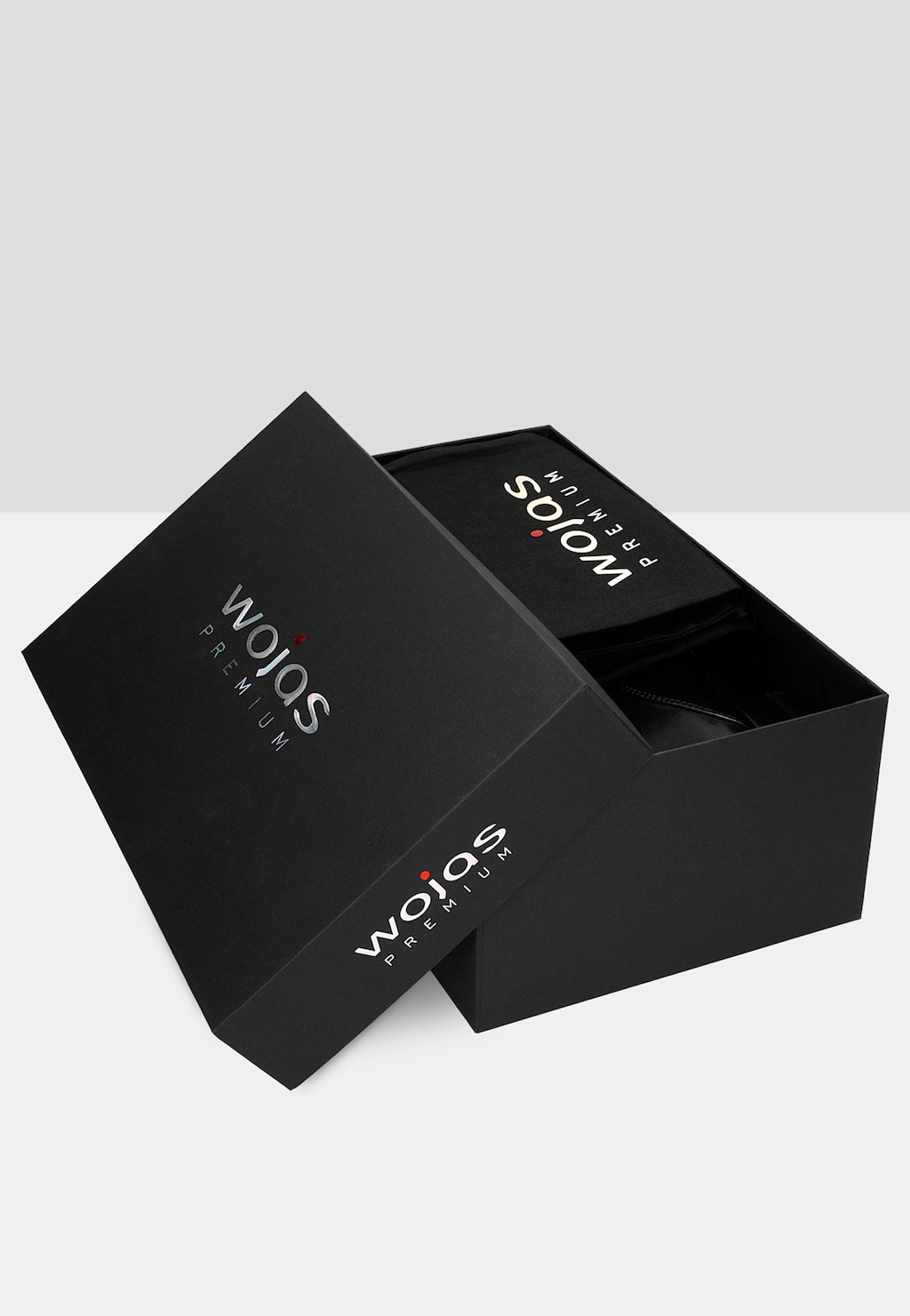 Eleganckie czarne pudełko Wojas PREMIUM z częściowo zdjętą pokrywą, zawierające czarne wizytowe półbuty męskie model 10058-51 ze skórzaną podeszwą.