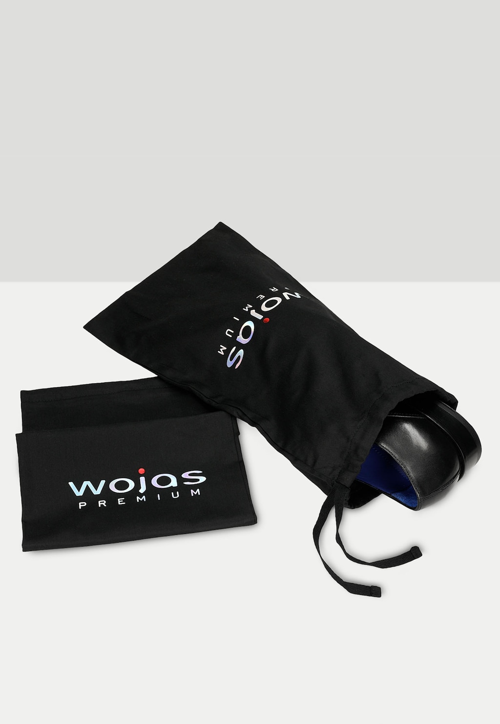 Czarne woreczki ochronne Wojas Premium z widocznym fragmentem czarnych wizytowych półbutów męskich model 10058-51 ze skórzaną podeszwą z linii PREMIUM.