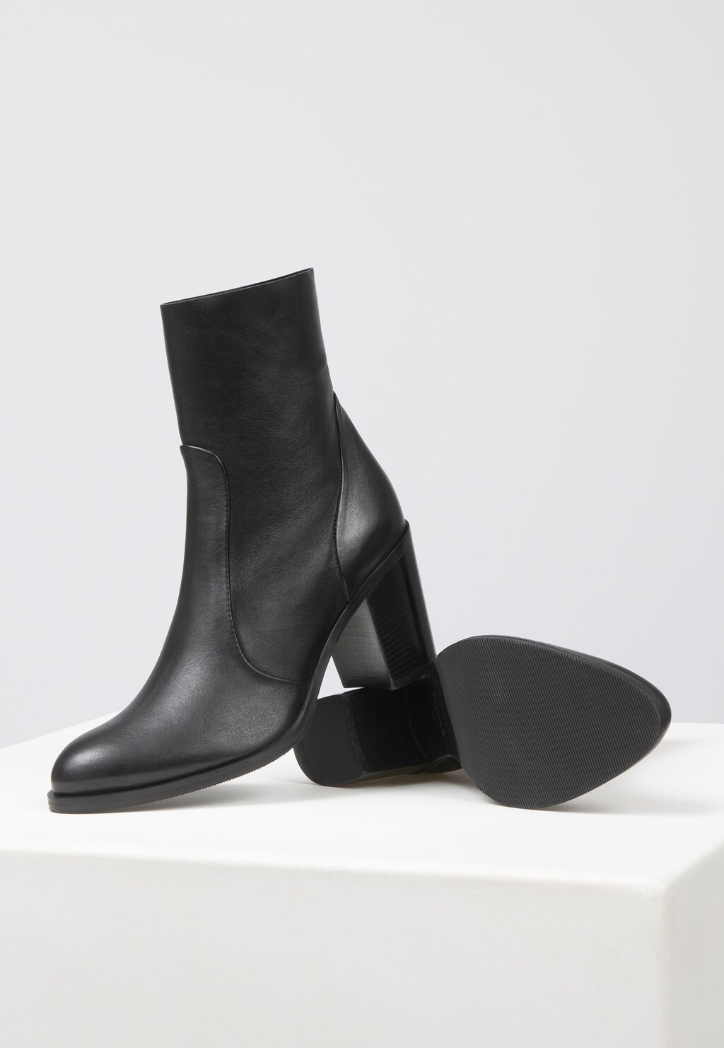 Elegantné kožené dámske členkové topánky v čiernej farbe 55168-51 Widok 3