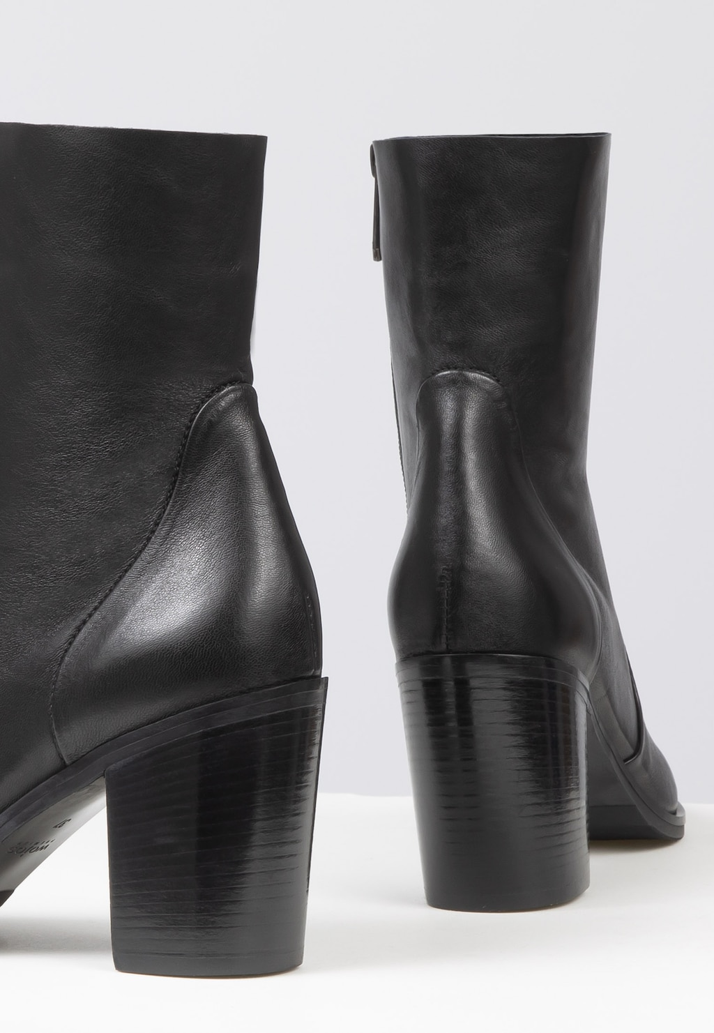 Elegantné kožené dámske členkové topánky v čiernej farbe 55168-51 Widok 4