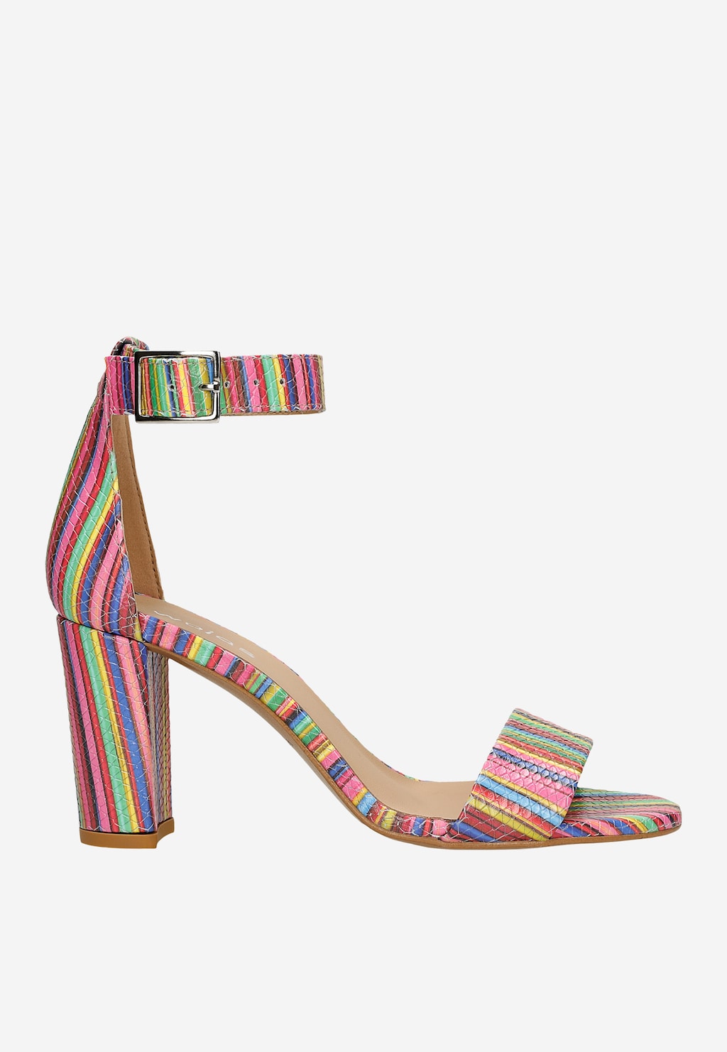 Damskie sandały Wojas 76028-56 z kolorowymi paskami w tęczowe paski, na stabilnym słupku, z zapięciem na kostce. Letnie obuwie z odsłoniętymi palcami widoczne z boku.