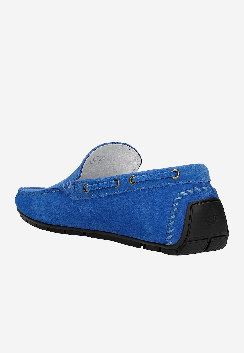 Niebieskie mokasyny męskie Wojas model 10047-69 z zamszowej skóry na czarnej podeszwie, widok z boku ukazujący ozdobne przeszycia i metalowe oczka.