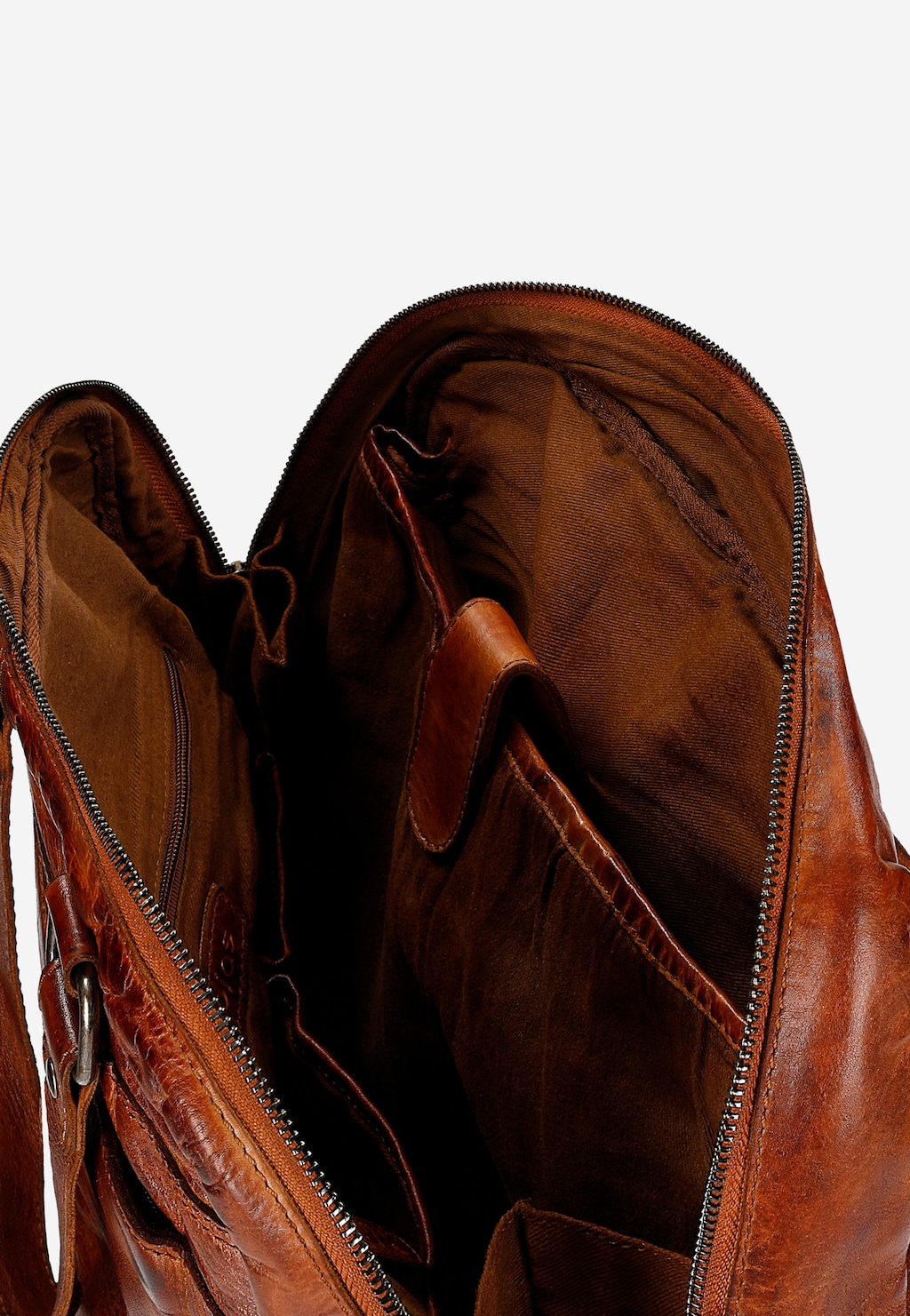 Wnętrze brązowego plecaka-torby Wojas 80360-53 ze skóry licowej, widoczne przegrody wewnętrzne z zamkiem błyskawicznym i podszewka w kolorze brązowym.