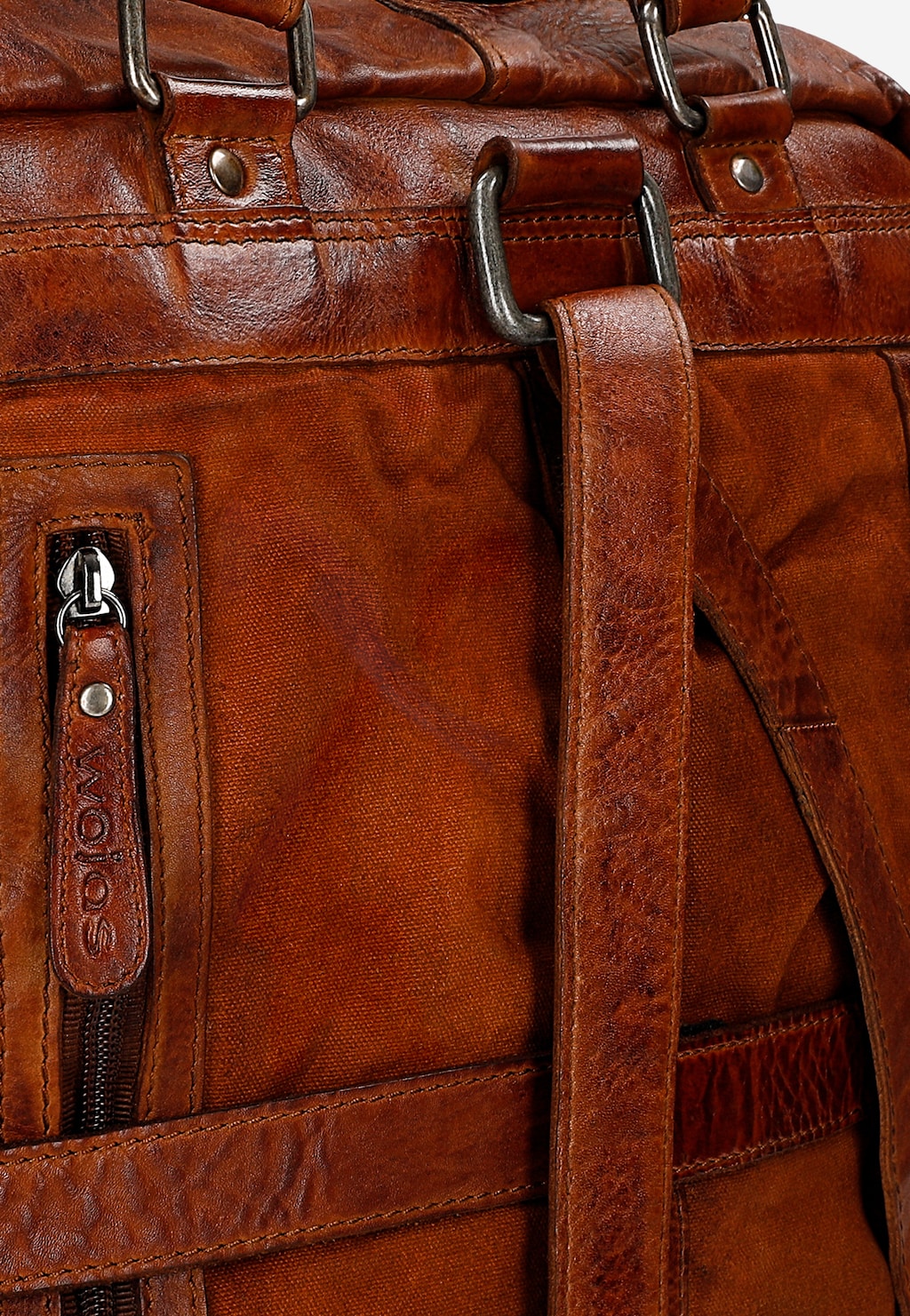 Elegancki brązowy plecak-torba Wojas 80360-53 wykonany z wysokiej jakości skóry licowej. Widoczne metalowe okucia, logo marki i starannie wykonane szwy podkreślające luksusowy charakter produktu.