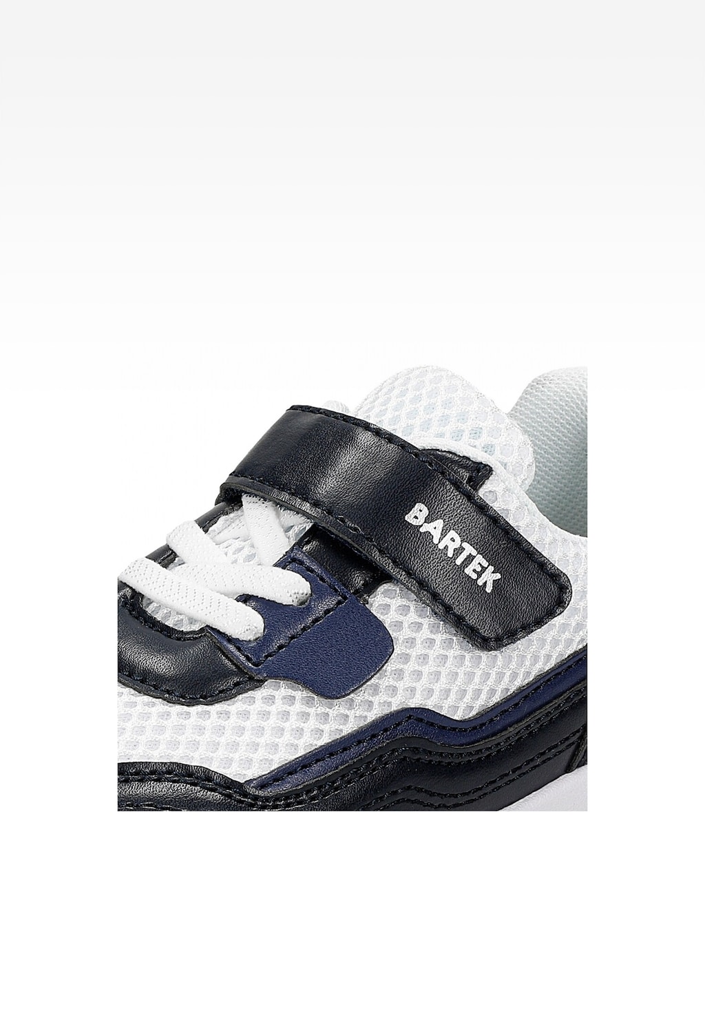Półbuty dziecięce BARTEK 11042402 w kolorze granatowo-białym z rzepem, białymi sznurówkami i oddychającą siateczkową cholewką, widok z boku.