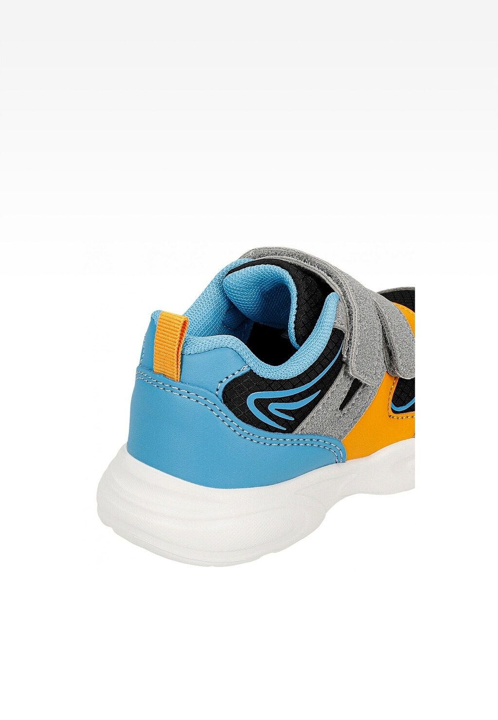 Szaro-niebieski półbut dziecięcy Bartek 11043003 z rzepem, pomarańczowymi wstawkami i niebieską wyściółką, widok z tyłu na białej podeszwie.