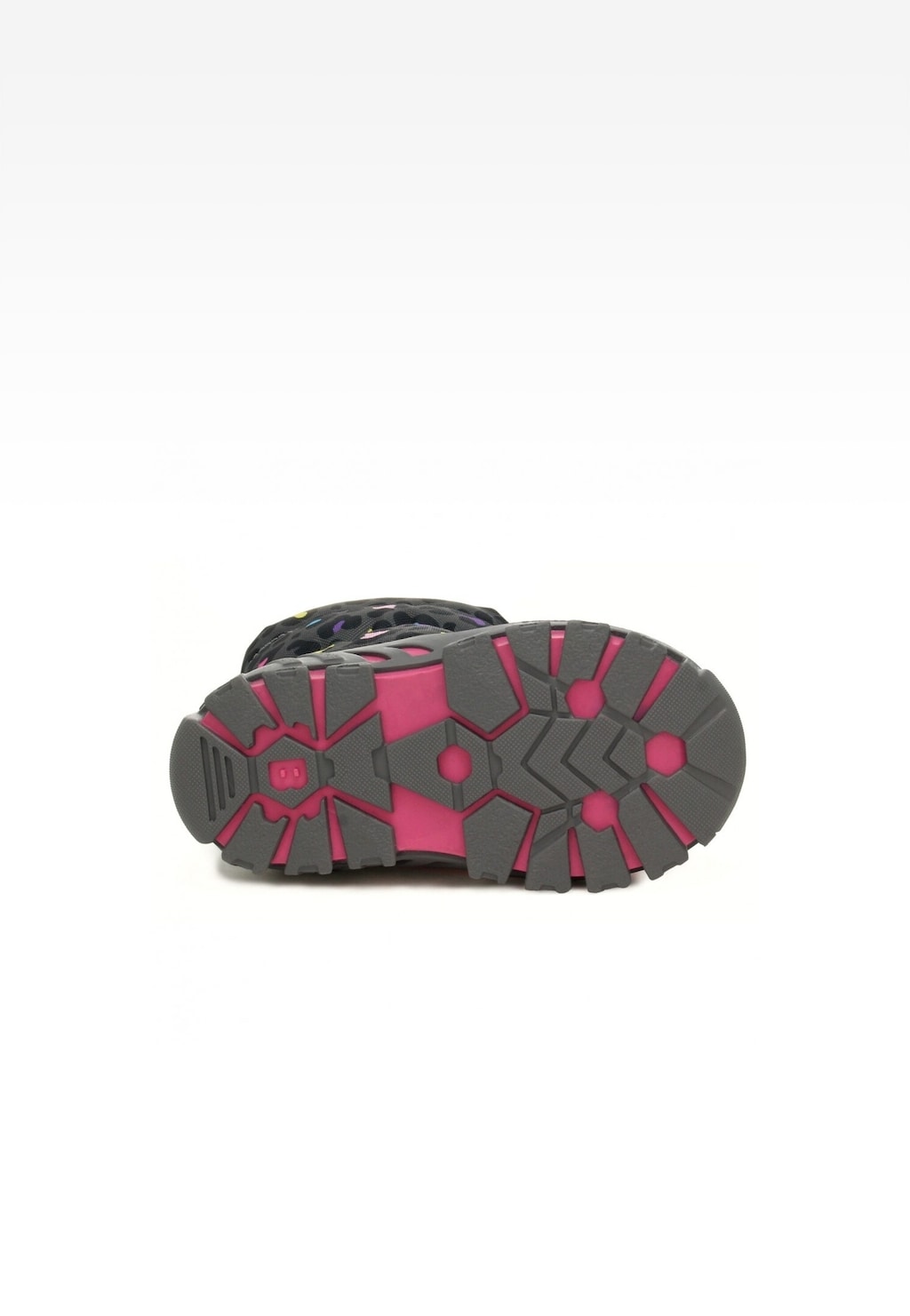 Podeszwa szarych dziewczęcych śniegowców BARTEK 14465024 z charakterystycznym różowym wzorem antypoślizgowym, zapewniającym przyczepność na śliskich powierzchniach.