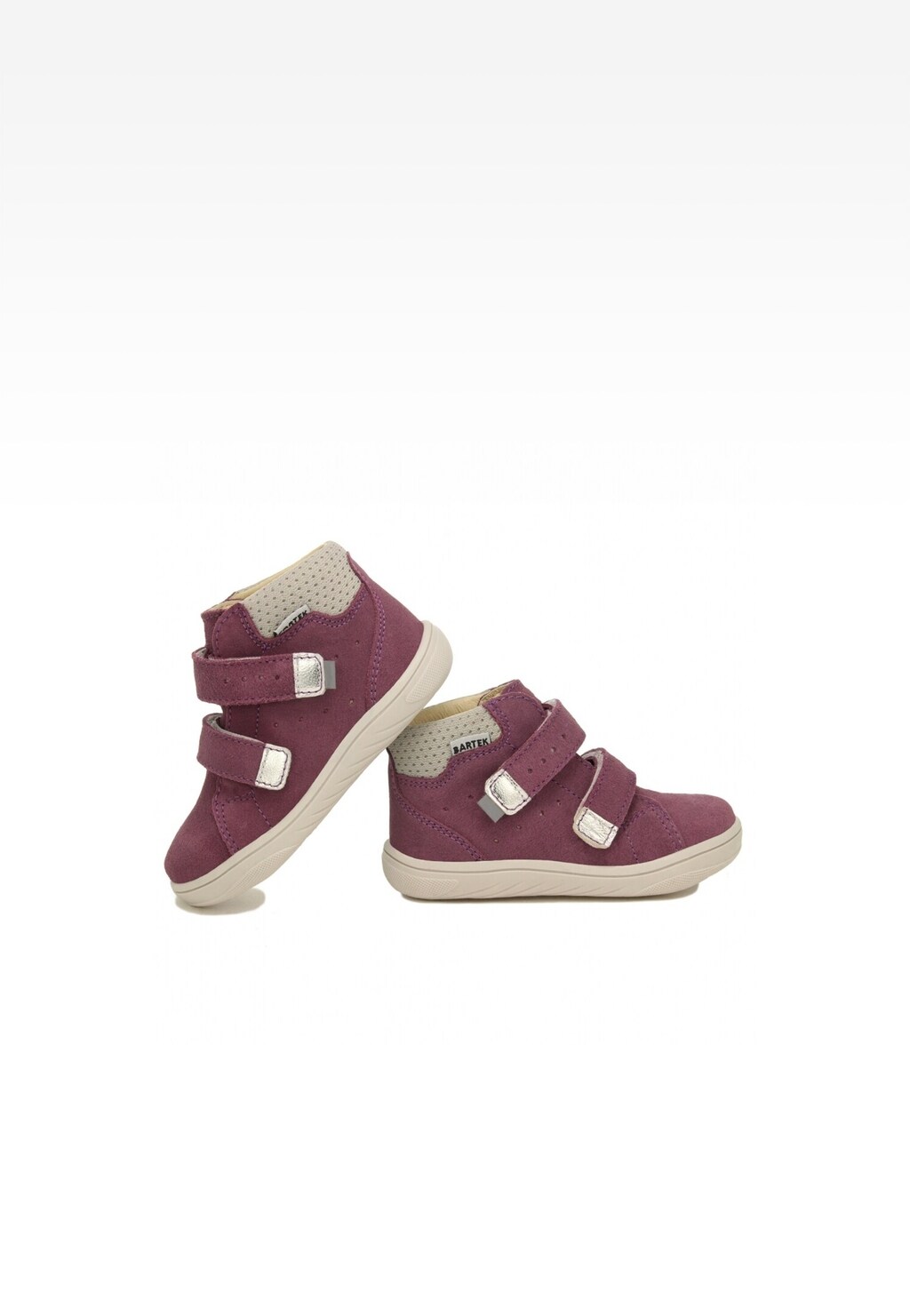Fioletowe buty dziecięce Barefoot BARTEK 11043505 dla dziewcząt, z rzepami i perforowanym kołnierzem, ustawione obok siebie z boku, na jasnej podeszwie.