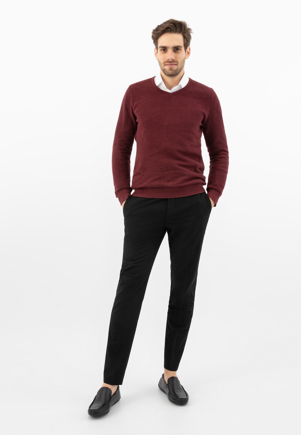 Model w eleganckim stroju prezentujący czarne mokasyny męskie Wojas model 10047-51, idealne na wiosnę. Stylizacja z bordowym swetrem i czarnymi spodniami.