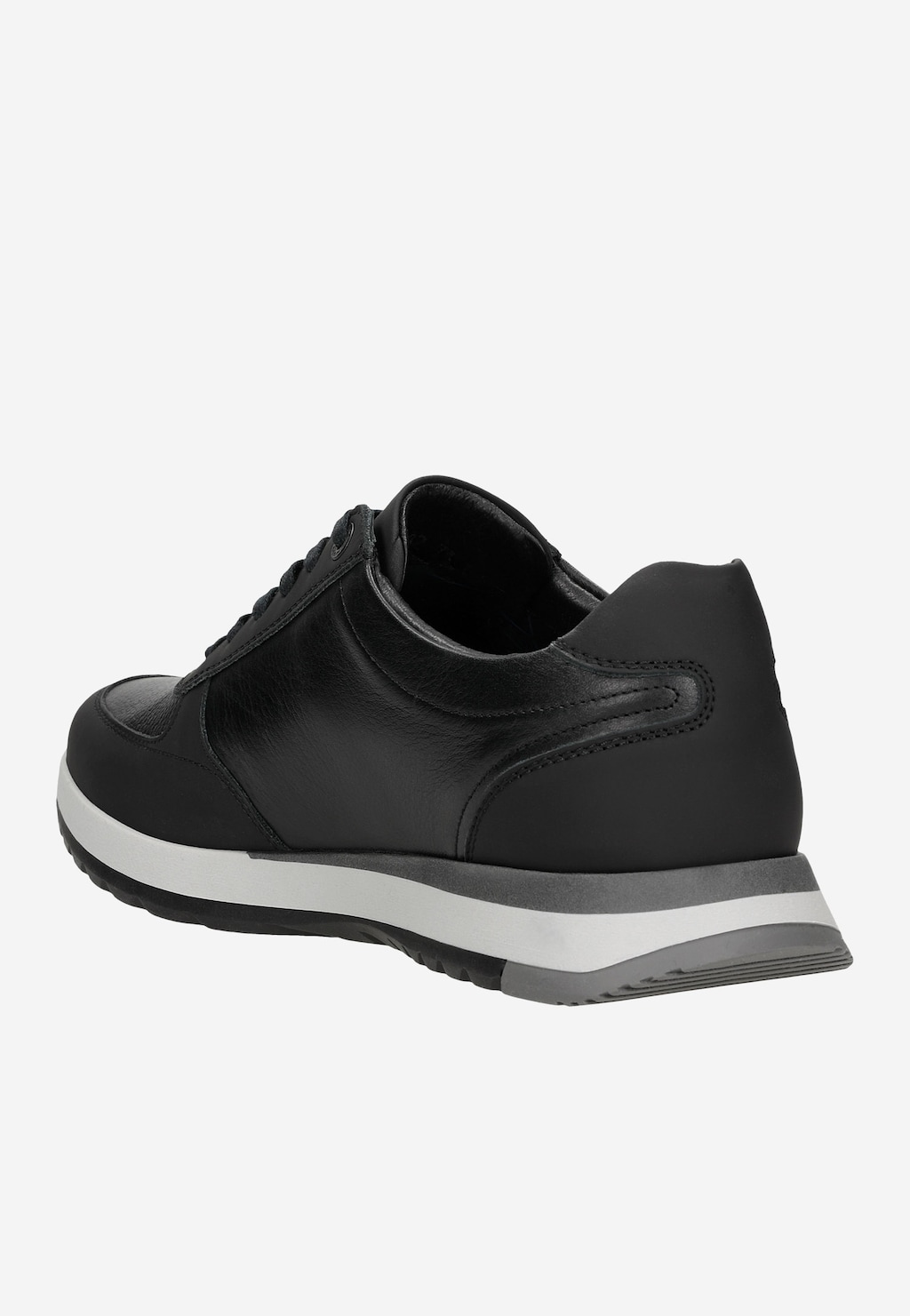 Czarne skórzane sneakersy męskie Wojas 10132-71 z szarymi elementami na podeszwie, widok z boku, elegancki sportowy fason z białą i szarą warstwą podeszwy.
