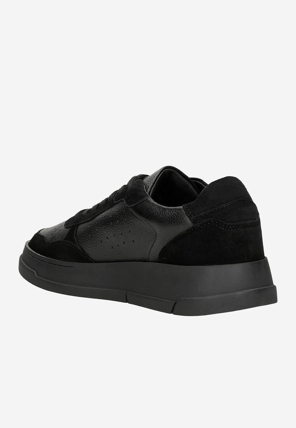 Czarne trampki męskie Wojas model 10141-71 z łączonych skór, widok z boku. Buty mają perforowane elementy i grubą podeszwę zapewniającą komfort.