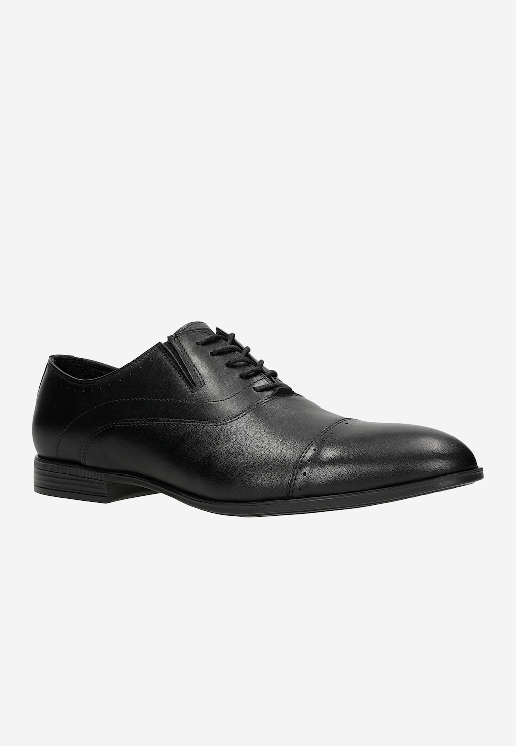 Czarne eleganckie półbuty męskie Wojas model 10165-51 w stylu quarter brogue, wykonane z gładkiej skóry z ozdobną perforacją na czubku, sznurowane, na niskim obcasie.